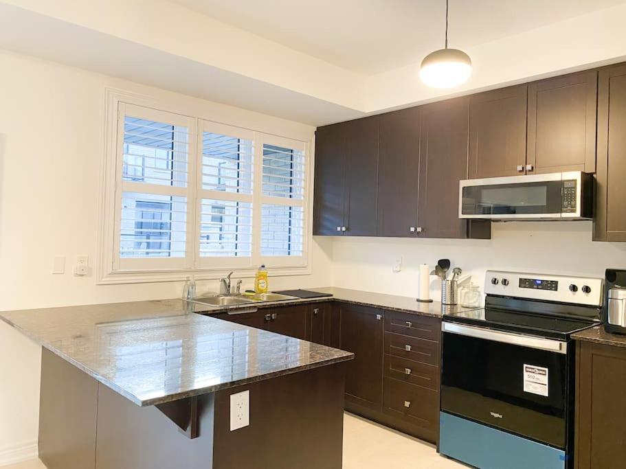 Elegant Rooms In Shared Townhouse Next To Beach Уитби Екстериор снимка