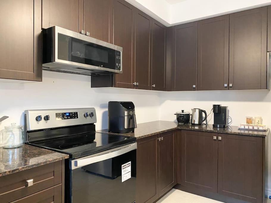 Elegant Rooms In Shared Townhouse Next To Beach Уитби Екстериор снимка