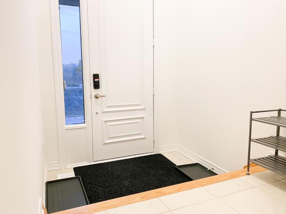 Elegant Rooms In Shared Townhouse Next To Beach Уитби Екстериор снимка