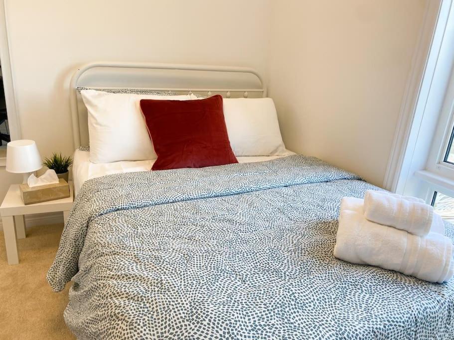 Elegant Rooms In Shared Townhouse Next To Beach Уитби Екстериор снимка