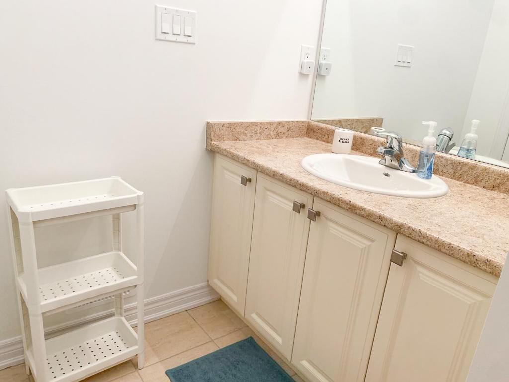 Elegant Rooms In Shared Townhouse Next To Beach Уитби Екстериор снимка