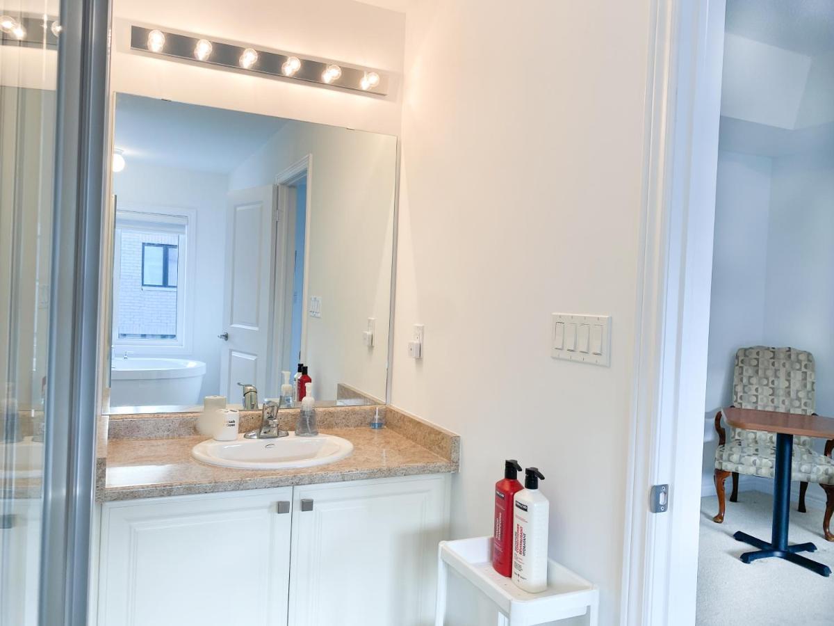 Elegant Rooms In Shared Townhouse Next To Beach Уитби Екстериор снимка